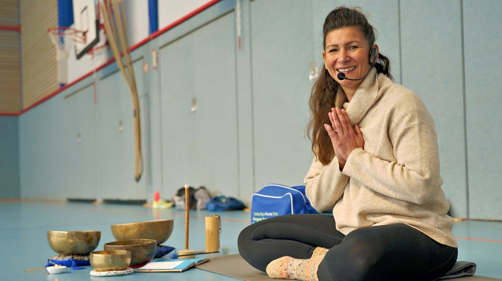 Yoga-Trainerin Doreen Lau vor den Klangschalen.