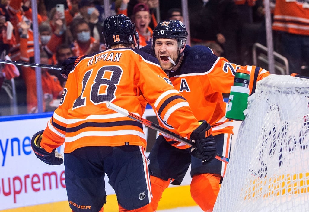 Leon Draisaitl (r) feiert mit Teamkollege Zach Hyman den Sieg der Edmonton Oilers.