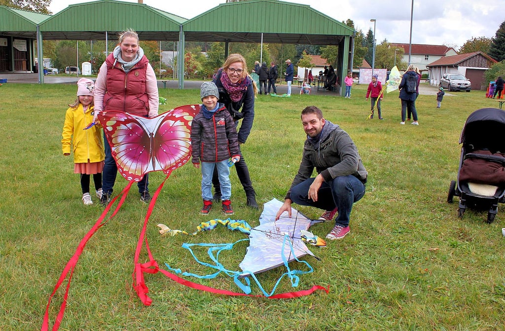 Familie Damker (rechts) war aus Tangermünde zum Drachenfest in Nitzow gekommen. Links neben ihr zeigen sich Madlen Scheel und Tochter Lia aus Nitzow.