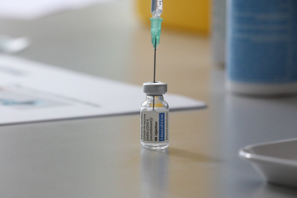 Eine Ampulle mit dem Covid-19-Impfstoff von Johnson & Johnson steht auf einem Tisch.