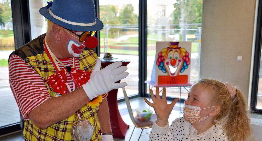 Im Veranstaltungssaal im Erdgeschoss vom neuen Haus am See drehen sich Marie und Clown Micky gegenseitig Nasen. In dieser Woche tagen hier abends die Fachausschüsse des Stadtrats Staßfurt.