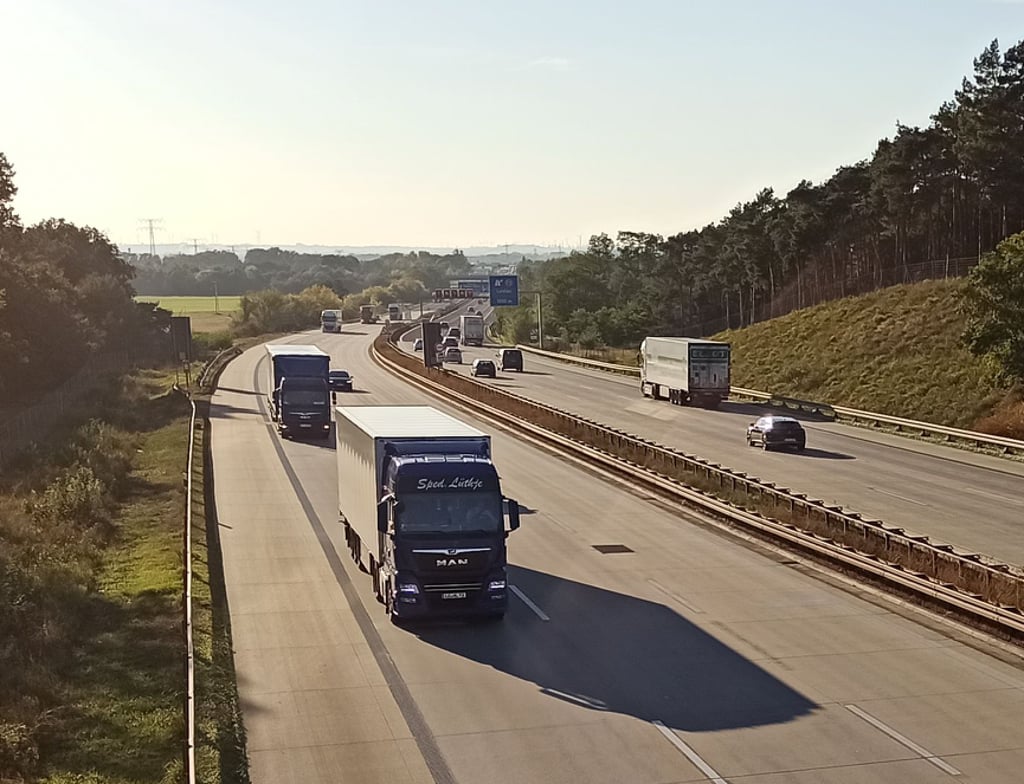 Die Autobahn 2 bei Hohenwarthe und Lostau: Oft rollt der Verkehr, doch wenn es hakt, dann sind regelmäßig die umliegenden Ortschaften von Staus betroffen.