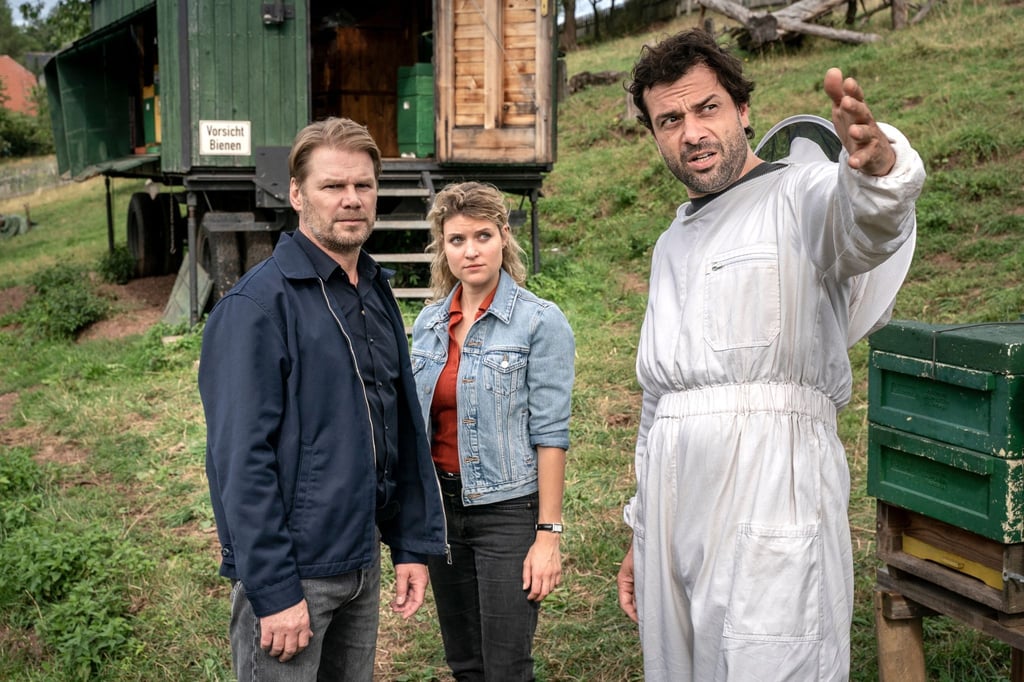 Kommissar Robert Winkler (Kai Scheve, l-r) und Kommissarin Karina Szabo (Lara Mandoki) mit dem Bienenzüchter Ronny Beer (Kai Schumann).