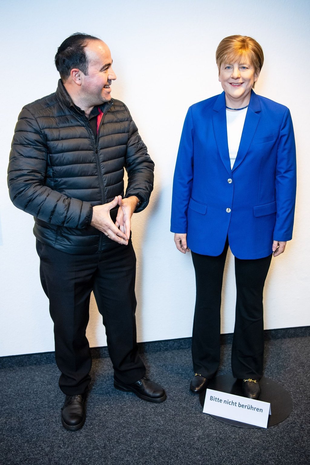 Der Merkel-Fan Alexis Vaiou neben der lebensgroßen Wachsfigur der Noch-Kanzlerin.