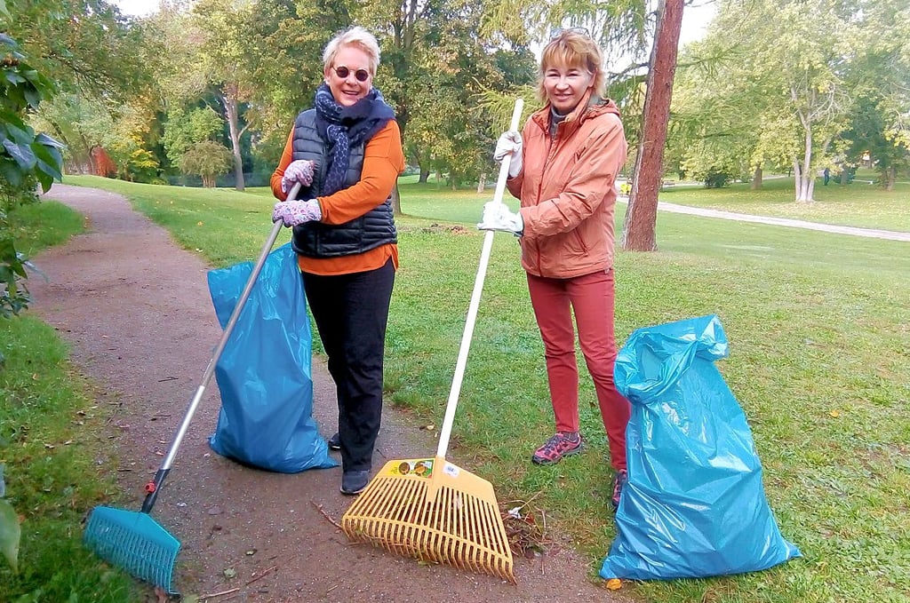 Britta Scheffel (l.) und Claudia Freier nehmen zum wiederholten Male an einer der ehrenamtlichen Aufräumaktionen teil.