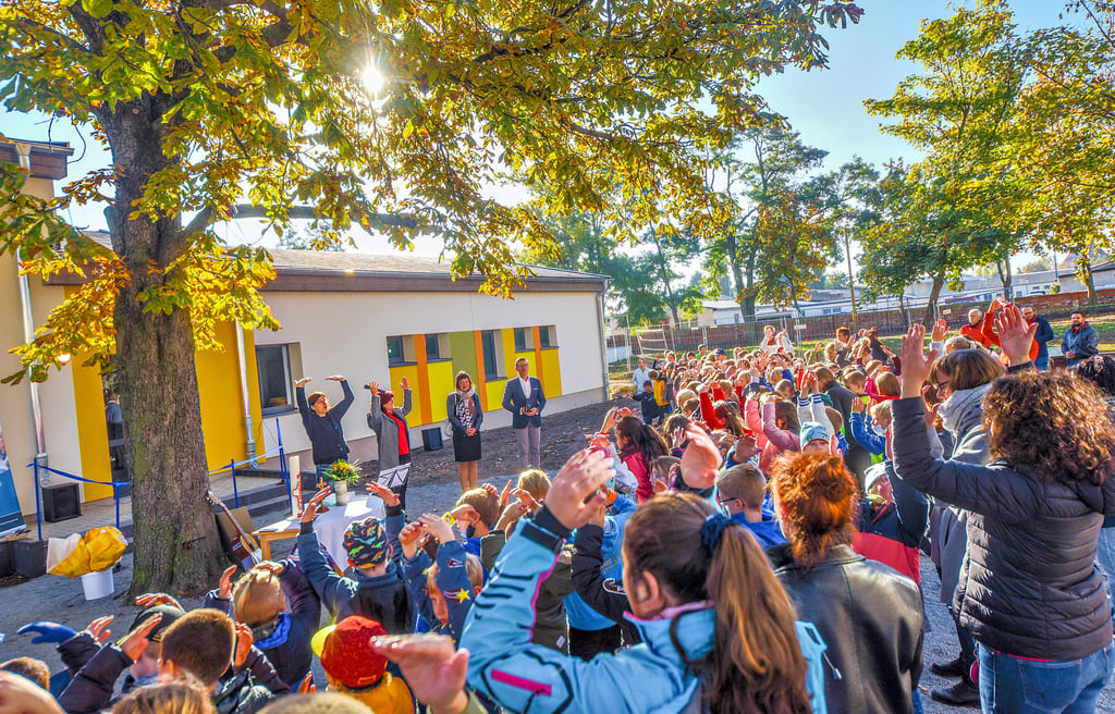 Mit einem musikalischen Auftakt beginnt die Einweihung der neuen Turnhalle der Johannes-Schule in Merseburg.