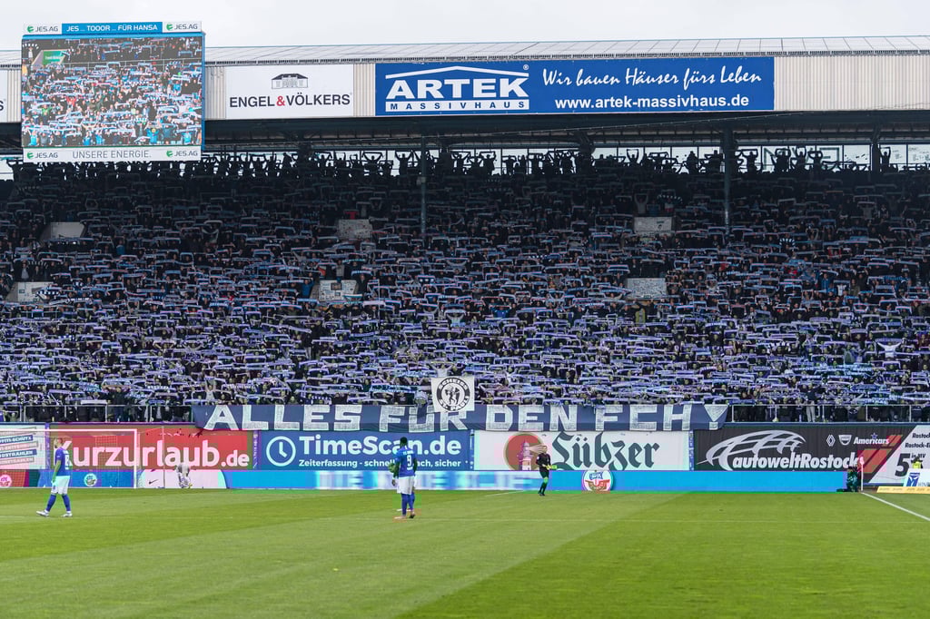 Blick auf den Fanblock von Hansa Rostock.