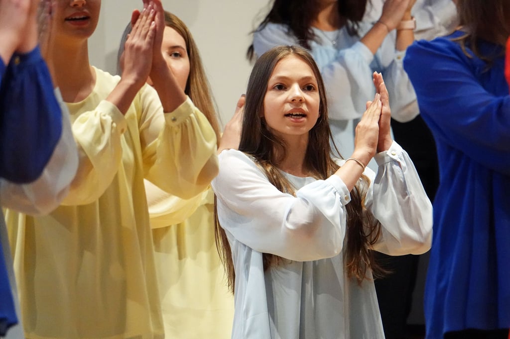 Der Kinder- und Jugendchor Magdeburg beim Festkonzert 30 Jahre Chorverband Sachsen-Anhalt am im Oktober 2021 in Halle. Das am Hegel-Gymnasium beheimatete Ensemble hat lange Tradition und ist vielfach national wie international mit Preisen bedacht worden. Die Jungen und Mädchen ersangen sich unter anderem 2018 den 1. Preis beim Deutschen Chorwettbewerb in Freiburg und 2019 das Goldene Diplom beim Concorso Internazionale di canto corale in Verona.
