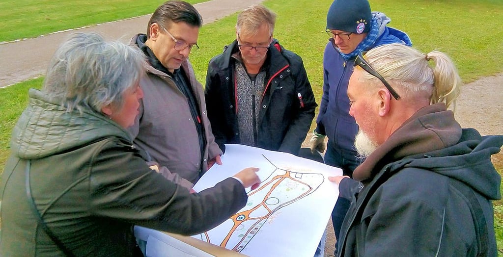 Evelyn Klose (pem GmbH), OB Armin Müller, Bauhof-Chef Andreas Dorn, Olaf Döring (Bürgerverein) und Vorarbeiter Mario Krüger (v. l.) besprechen die Planungen.