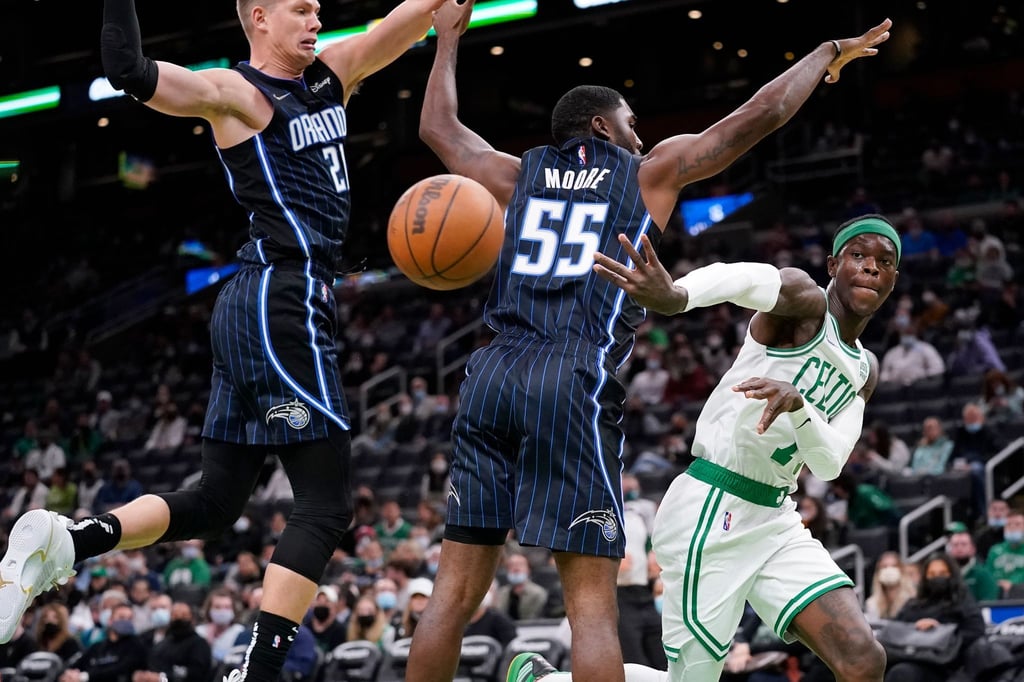 E'Twaun Moore (M/55) und Moritz Wagner (21/l)) von Orlando Magic blocken Celtics-Spieler Dennis Schröder.