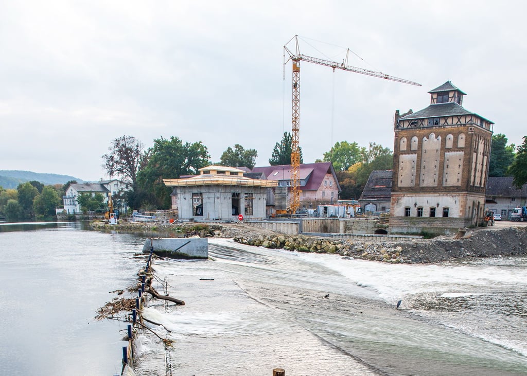 Wo jetzt Bretter im Wasser stehen, wird bald ein 100 Meter langes, automatisch reguliertes Schlauchwehr Platz finden. Das Unternehmen Kopius Energie setzt mit diesem und dem Bau eines neuen Turbinengebäudes ein über sechs Millionen teures Projekt zur Energiegewinnung in Bad Kösen um.