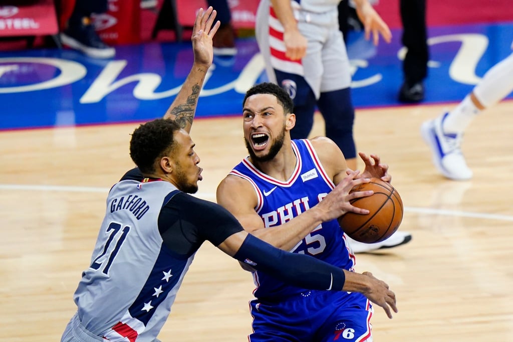 Ben Simmons (r) steht in der NBA bei den Philadelphia 76ers unter Vertrag.