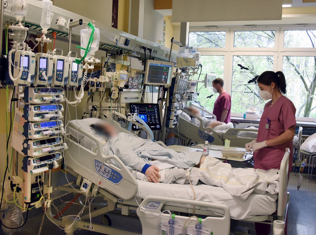 Sachsen-Anhalt, Halle (Saale): Im Krankenhaus St. Elisabeth und St. Barbara arbeiten Pfleger auf der Interdisziplinären Intensivstation mit Covid-19 Bereich am Bett eines Patienten von Patienten. Auf der Station ist seit dem heutigen Tag eine deutliche Entspannung zu spüren, was die Belegung durch Patienten mit Covid-19 betrifft. Foto: dpa