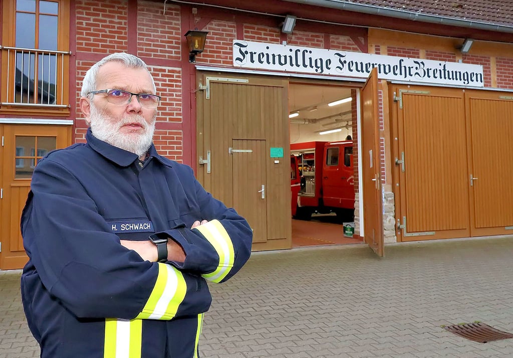 Hagen Schwach vor dem Feuerwehrgerätehaus