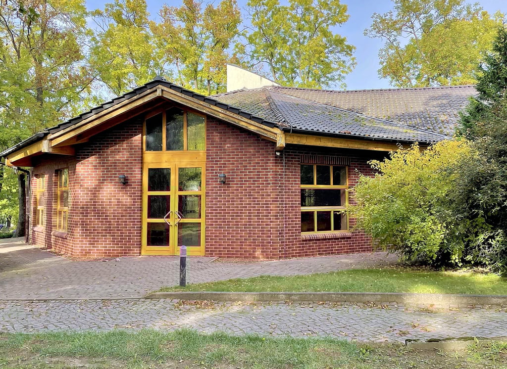 Die Nutzung der nach der Wende von der Stadt errichtete neue Trauerhalle auf dem Hecklinger Friedhof soll künftig 195 Euro kosten. Das ist mehr als das Doppelte der bisherigen Gebühr. 