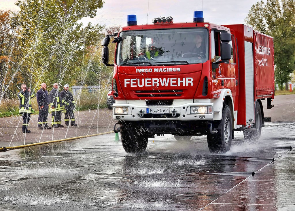 Die Königsdisziplin beim Fahrsicherheitstraining auf der Eisleber Wiese: Gefahrenbremsung auf nasser Fahrbahn.