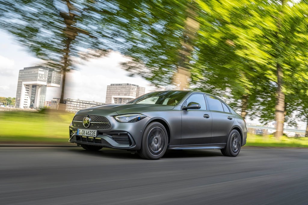 Plug-in-Hybrid von Mercedes: Der 300 e besitzt einen Akku mit 25,4 Kilowattstunden (kWh) Gesamtkapazität. Bis zu 100 Kilometer kann das Modell damit rein elektrisch fahren.