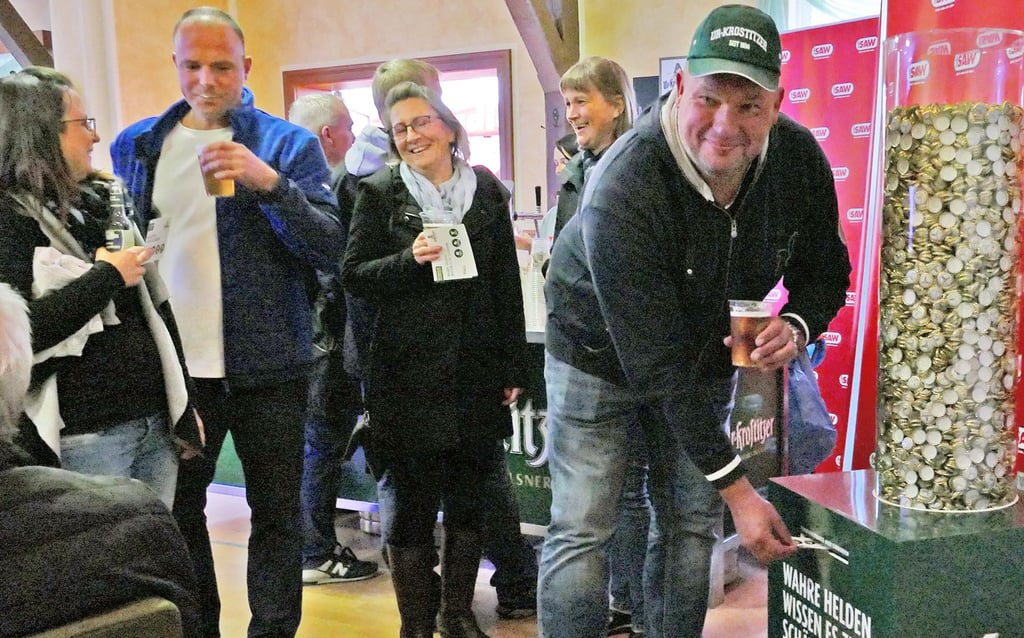 Ein gutes Auge ist im Bethauer Festsaal gefragt. Patrick Langer gibt seinen Tipp für das Korken-Schätz-Spiel ab.