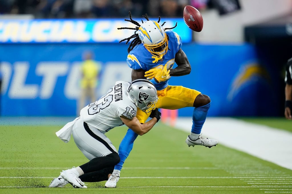Raiders-Verteidiger Hunter Renfrow (l) bei einem Tackling gegen Chargers-Passempfänger Tevaughn Campbell