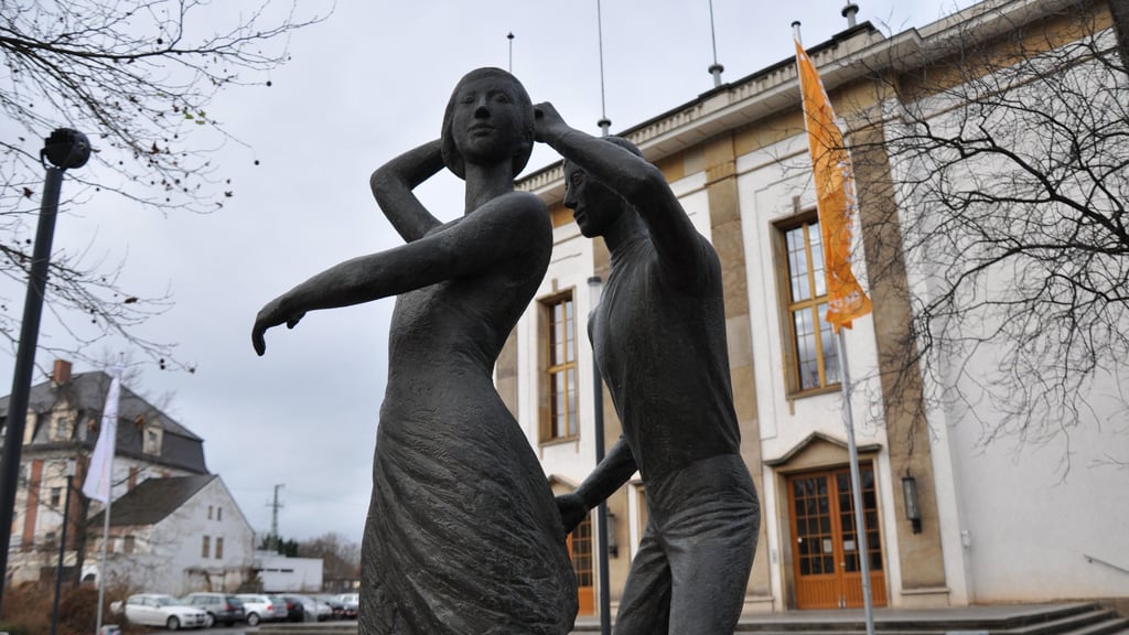 Das Magdeburger Amo-Kulturhaus – hier hinterm „Tanzenden Paar“ von Ursula Schneider-Schulz – soll als Haus der Kultur dauerhaft erhalten bleiben. Darin sind sich alle Ratsfraktionen einig. Die konkrete Nutzung nach der Sanierung von Stadthalle und Hyparschale ist aber noch unklar.