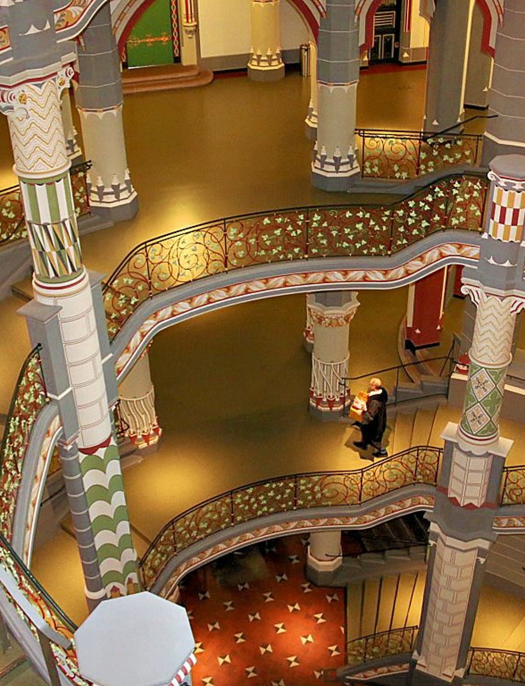 Blick ins Innere des Landgerichts in Halle.