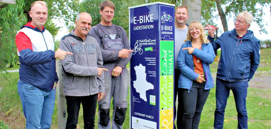 Eine neue E-Bike-Ladesäule steht jetzt am Hollunderradweg am Ortsrand von Groppendorf in der Teichstraße.