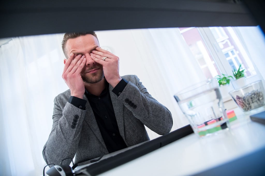 Wer viel Zeit vor dem Bildschirm verbringt, hat oft müde und strapazierte Augen. Ein paar Entspanungs- und Muskelübungen helfen und tun gut.