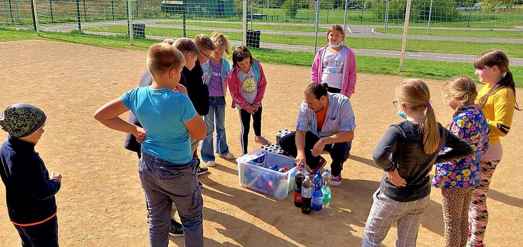 Die Kinder mit Fabian Dost bei den Experimenten