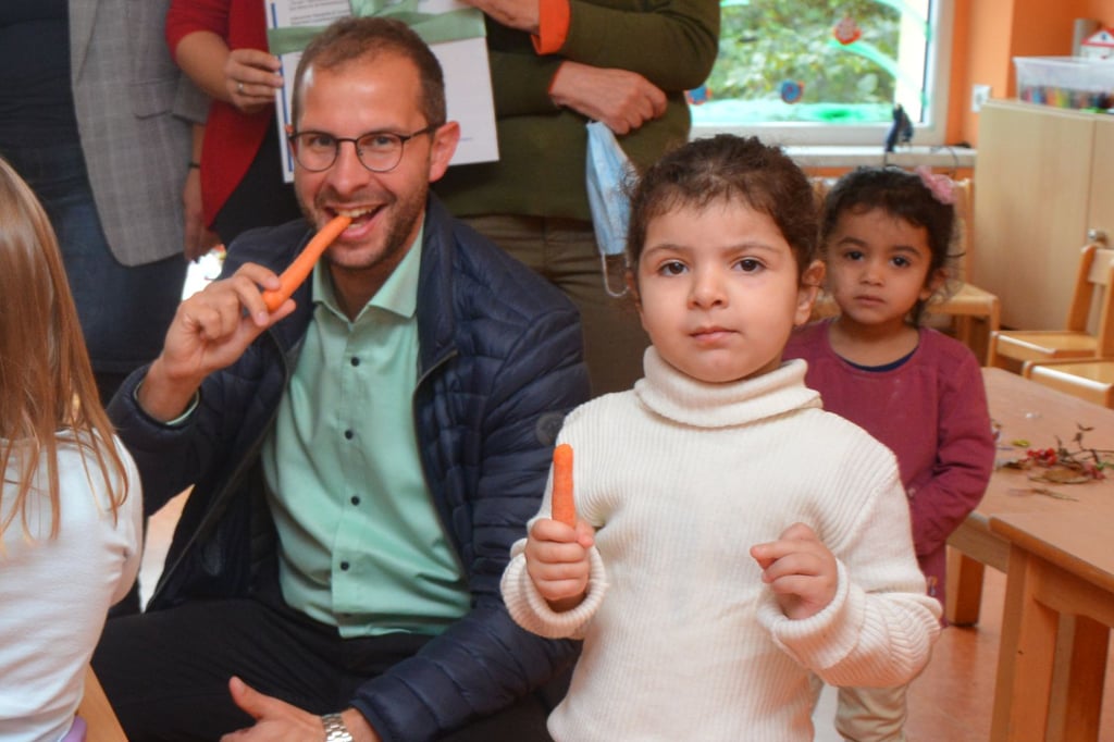 Zum Abschluss der fünfjährigen Sanierungsarbeiten in der Kita "Käte Duncker" in Burg bedankte sich Bürgermeister Philipp Stark für die große Geduld und schenkte zwei Obstkisten.
