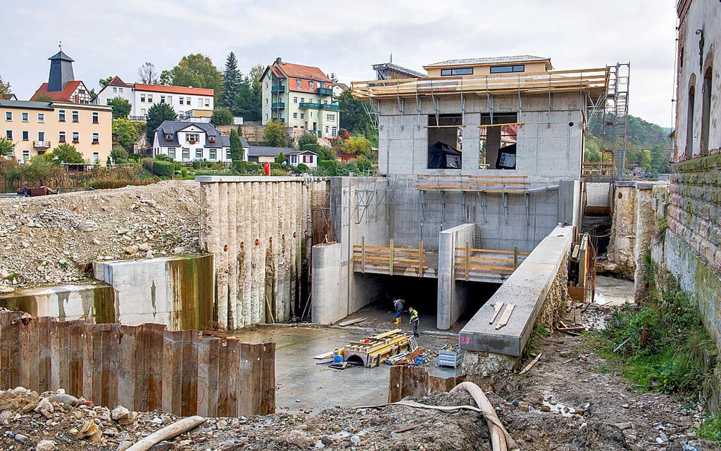 Das neue Kraftwerksgebäude aus Richtung Saalebrücke gesehen. Es wirkt aktuell deutlich höher, später wird es von Wasser umflossen sein.