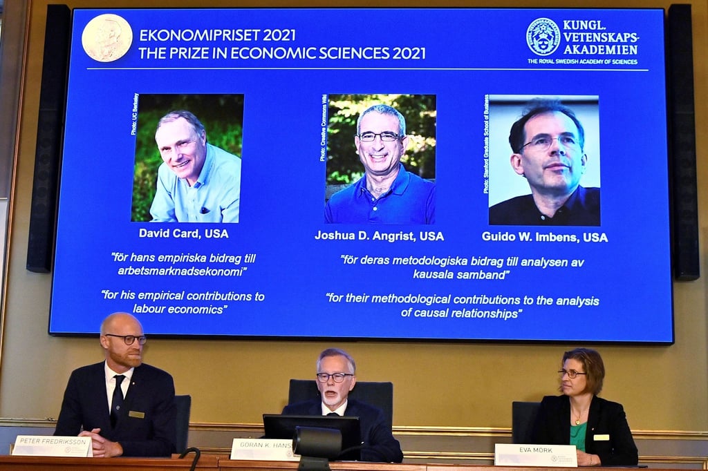 Goran K. Hansson (M), Staatssekretär der Königlich Schwedischen Akademie der Wissenschaften, verkündet den Nobelpreis für Wirtschaftswissenschaften 2021.