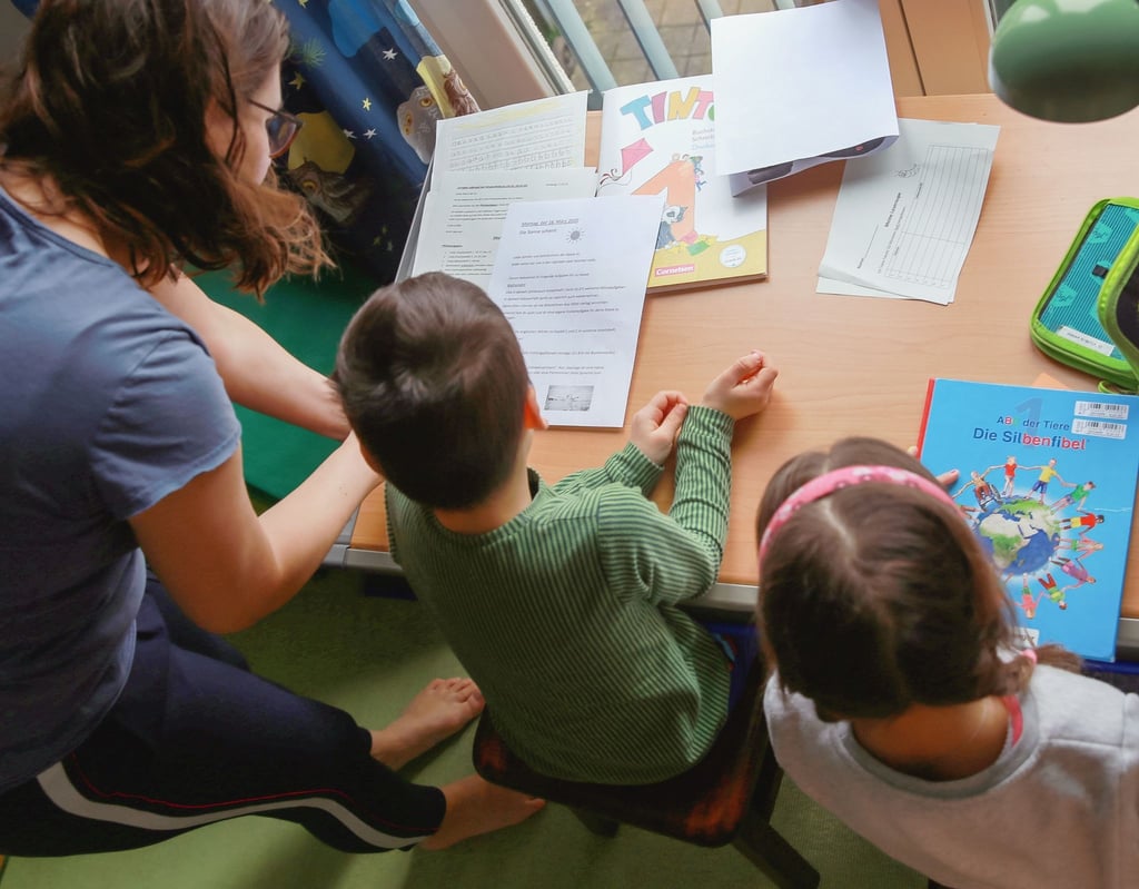 Drei- bis viermal pro Woche kurze Rechtschreibübungen mit den Kindern vor dem Abendbrot helfen, gegen Schreibauffälligkeiten anzugehen.