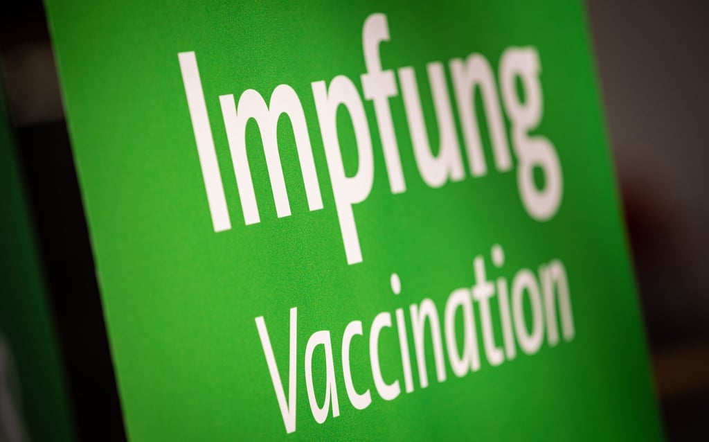 Die Stiko empfiehlt eine Booster-Impfung gegen Covid-19 nicht nur Immungeschwächten. Auch wer mit Johnson & Johnson geimpft wurde oder im Gesundheits- bzw. Pflegebereich arbeitet, sollte einen weiteren Piks erhalten.