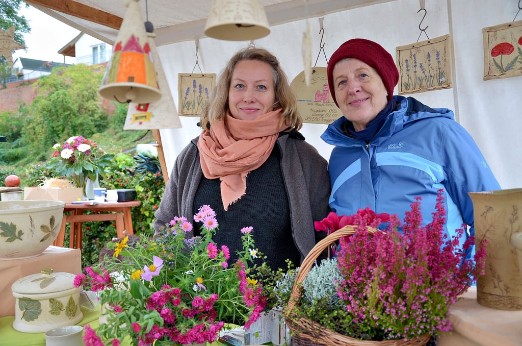 Angelika Otto (rechts) und ihre Tochter Cordula hinter dem eigenen Stand auf dem Hafenareal. Zum 18. Mal organisierte die Tangermünder Handwerkerin ihren Töpfermarkt in der Kaiser- und Hansestadt.