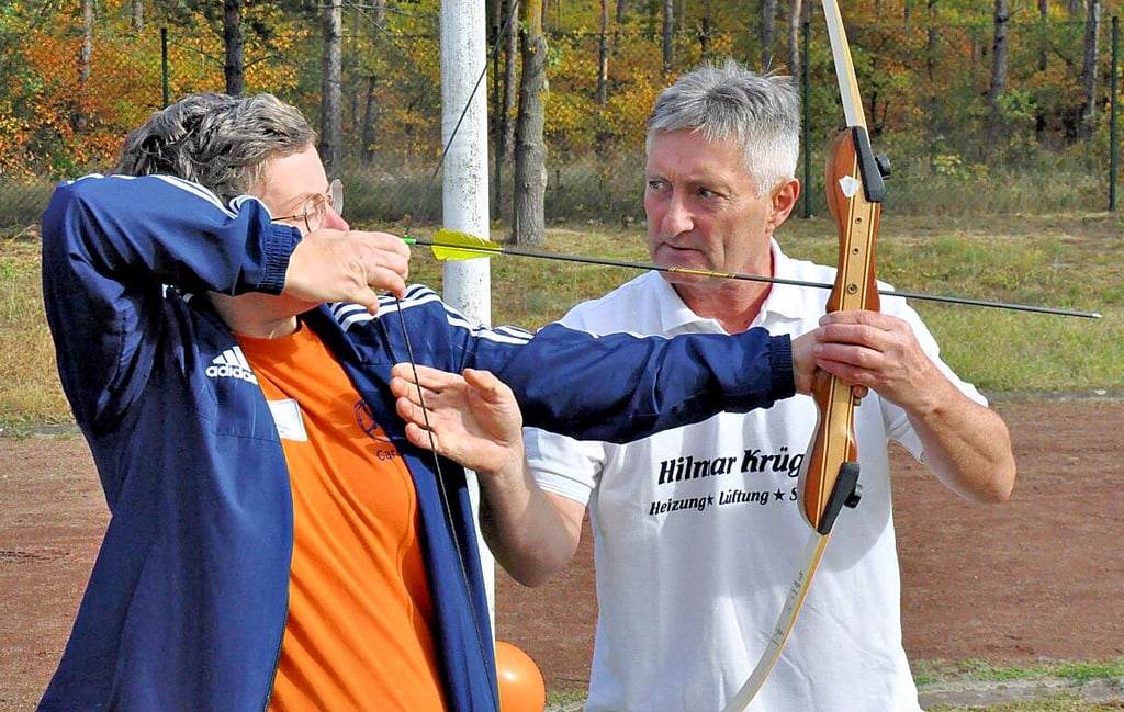 Volle Konzentration: Peter Gütschow unterstützte Carmen Gratopp bei ihren ersten Versuchen mit dem Sportbogen.