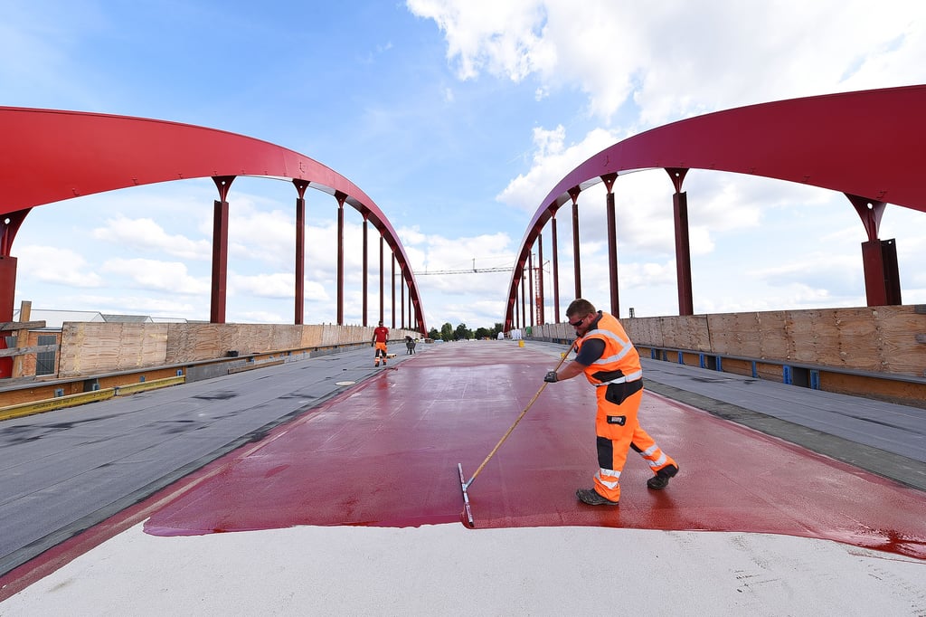 Die neue Fahrbahn der Prosigker Brücke wird abgedichtet.