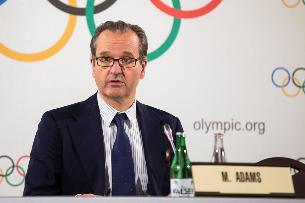 IOC-Sprecher Mark Adams spricht auf einer Pressekonferenz.
