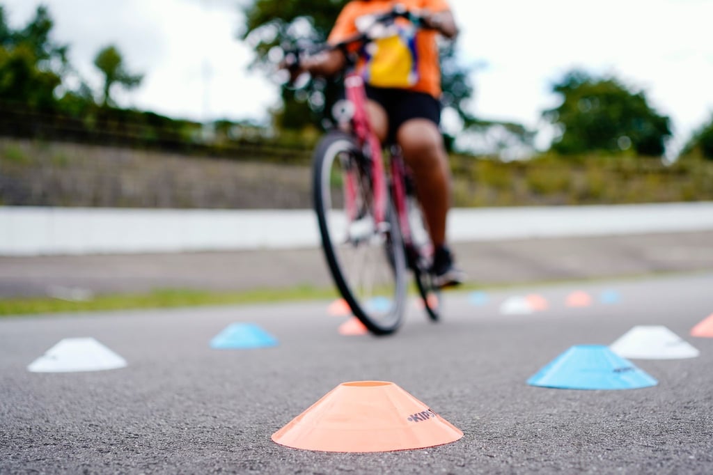 In dem Radfahrkurs lernen die Teilnehmerinnen und Teilnehmer, das Fahrrad zu beherrschen.
