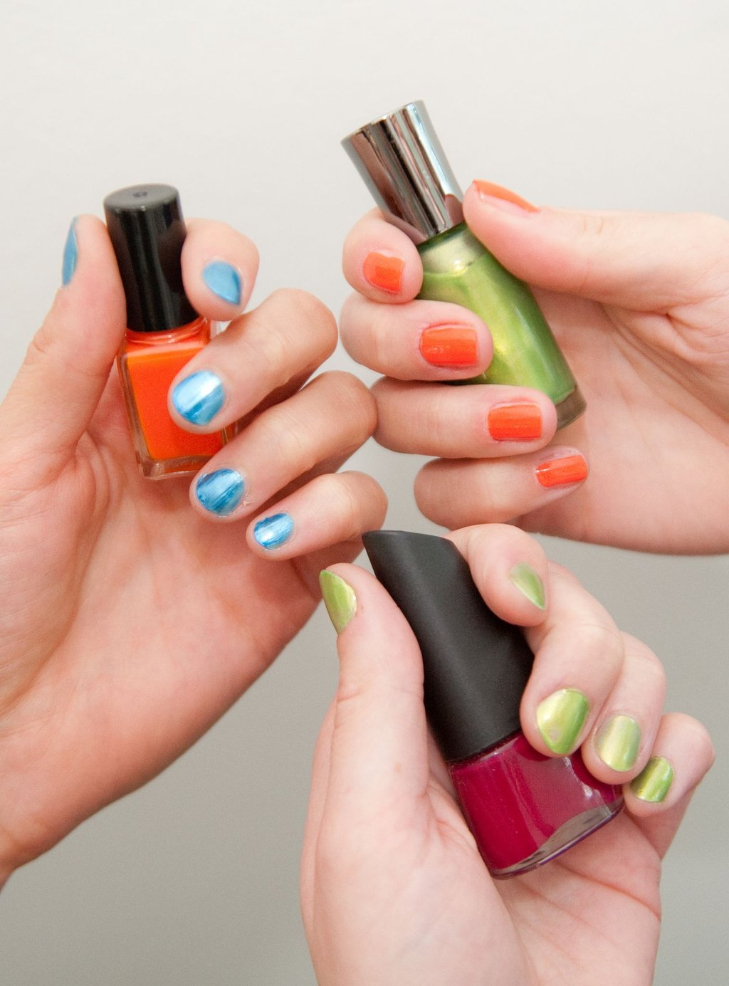 Passend zum Sommer können Sie auffällige Nagellack-Farben ausprobieren.