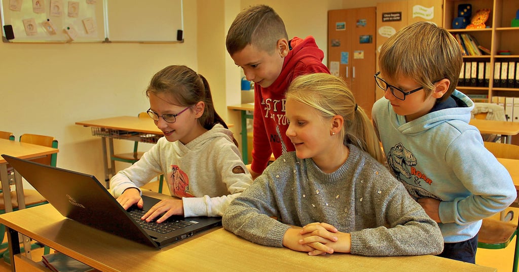 Clara Grau, Paul Freese, Mette Wegener und John Schwirzke (von links) aus der 3b der Grundschule Heudeber kommen mit der neuen Technik schon ganz gut zurecht.