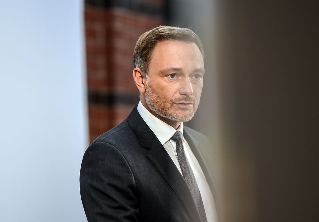 Christian Lindner, Fraktionsvorsitzender und Parteivorsitzender der FDP, gibt nach einer gemeinsamen Sitzung des FDP-Bundesvorstand und der neugewählten Bundestagsfraktion zur Aufnahme von Koalitionsverhandlungen mit SPD und Grünen ein Statement ab.