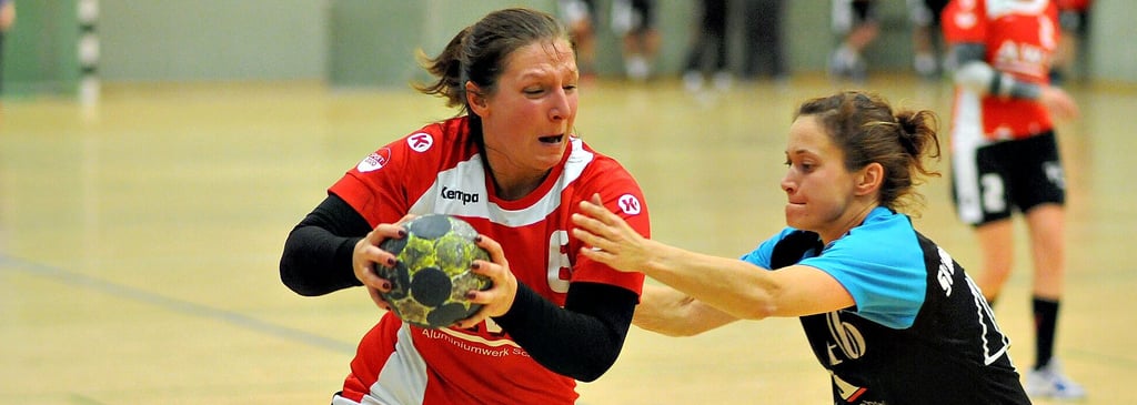 Carolin Gress (l.) war von den Spielerinnen aus Niederndodeleben nur selten zu stoppen und avancierte mit neun Toren zur besten Schützin ihrer Mannschaft.