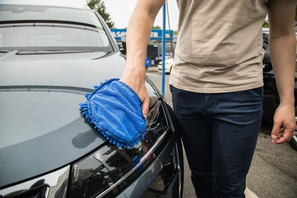 Wer's richtig macht, braucht keine Kratzer zu fürchten: Eine Autowäsche mit Trockenreinigern macht unbequeme Wasserschlepperei überflüssig.
