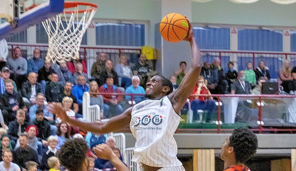 Jordan Talbert (im Wurf) hat auch im vierten Spiel überzeugt: Der 30-Jährige sammelte gegen Rhöndorf 18 Punkte.