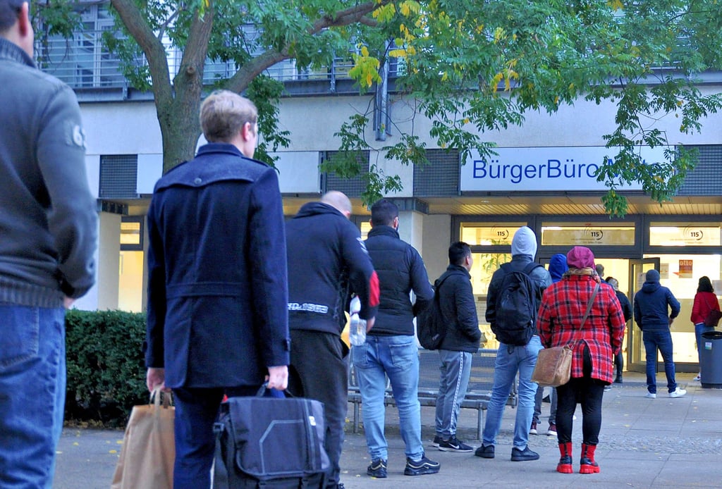 Morgens um Acht in der Leiterstraße: Bei jedem Wetter warten Magdeburger, die keinen Termin haben, vor den Bürgerbüros der Stadt. Seit Ende September bietet die Stadt bei dringenden Fällen diese Möglichkeit, da es nicht genügend freie Termine gibt.