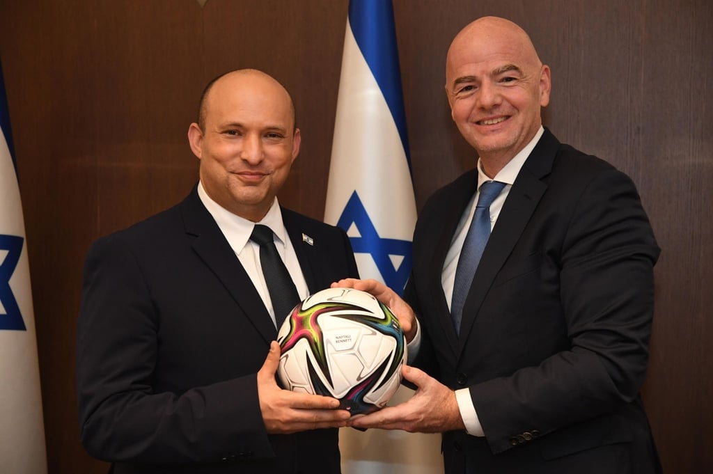 Israels Ministerpräsident Naftali Bennett (l) Naftali Bennett und FIFA-Chef Gianni Infantino.
