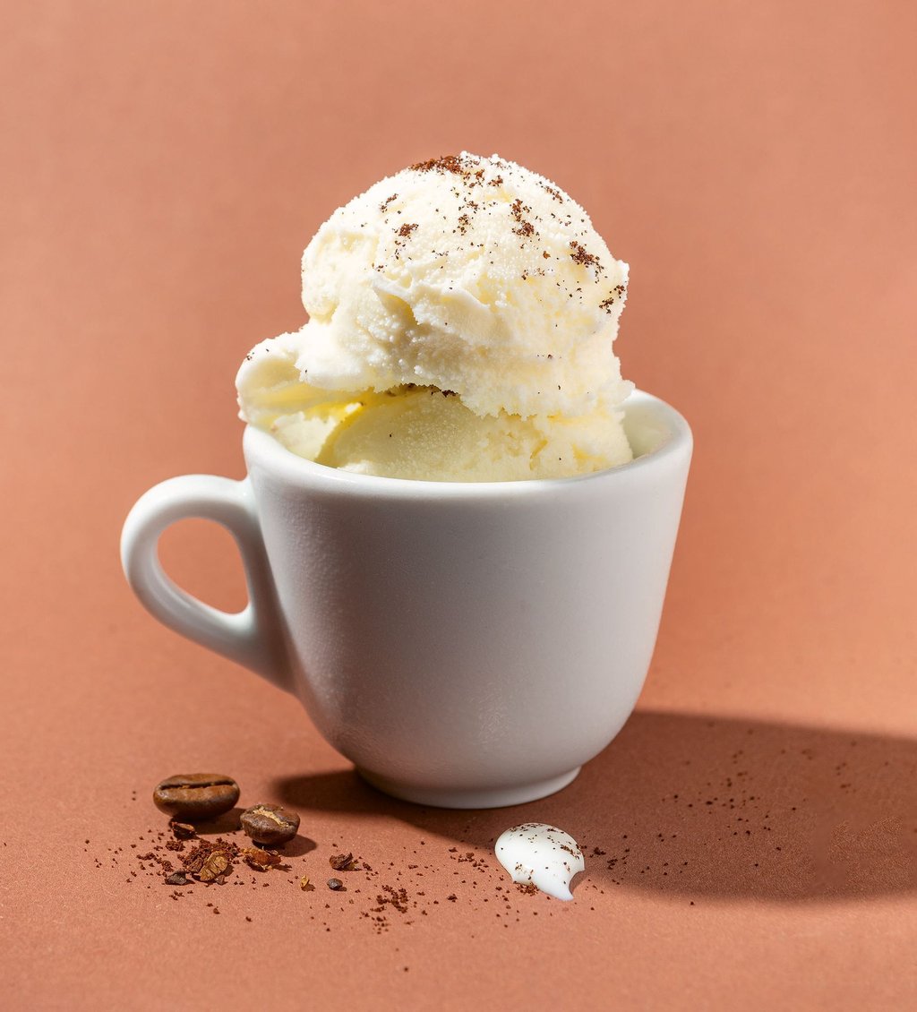 Für den Weißer-Kaffee-Gelato werden Kaffeebohnen leicht zerdrückt, sodaß sich aus jeder Bohne 2–3 große Stücke ergeben.