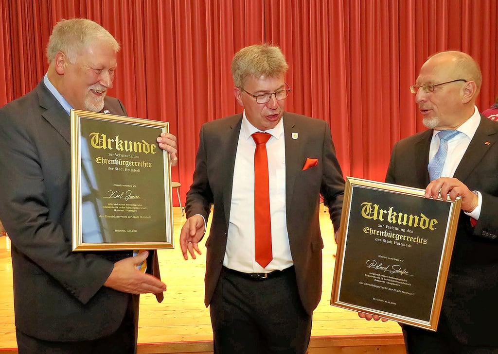 Karl Janson (li.) und Roland Schäfer (re.) sind jetzt Ehrenbürger der Stadt Hettstedt. Dazu gab es natürlich die herzlichsten Glückwünsche vom Kupferstädter Bürgermeister Dirk Fuhlert (parteilos).