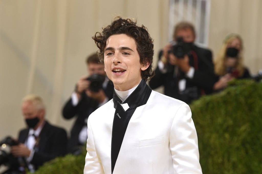 Timothee Chalamet auf dem roten Teppich der Met-Gala in New York. Der US-Schauspieler Timothée Chalamet steht in der Fantasy-Rolle des „Willy Wonka“ vor der Kamera.