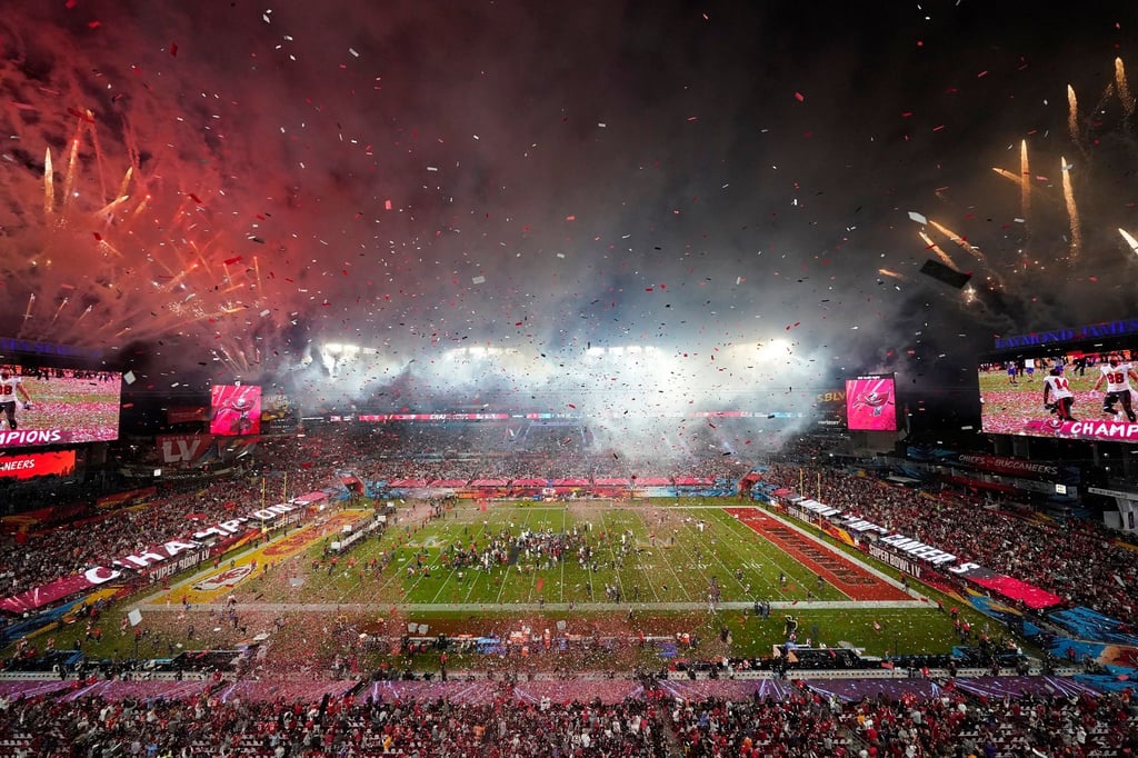 Feuerwerkskörper explodieren nach dem Sieg der Tampa Bay Buccaneers im letzten Super Bowl.
